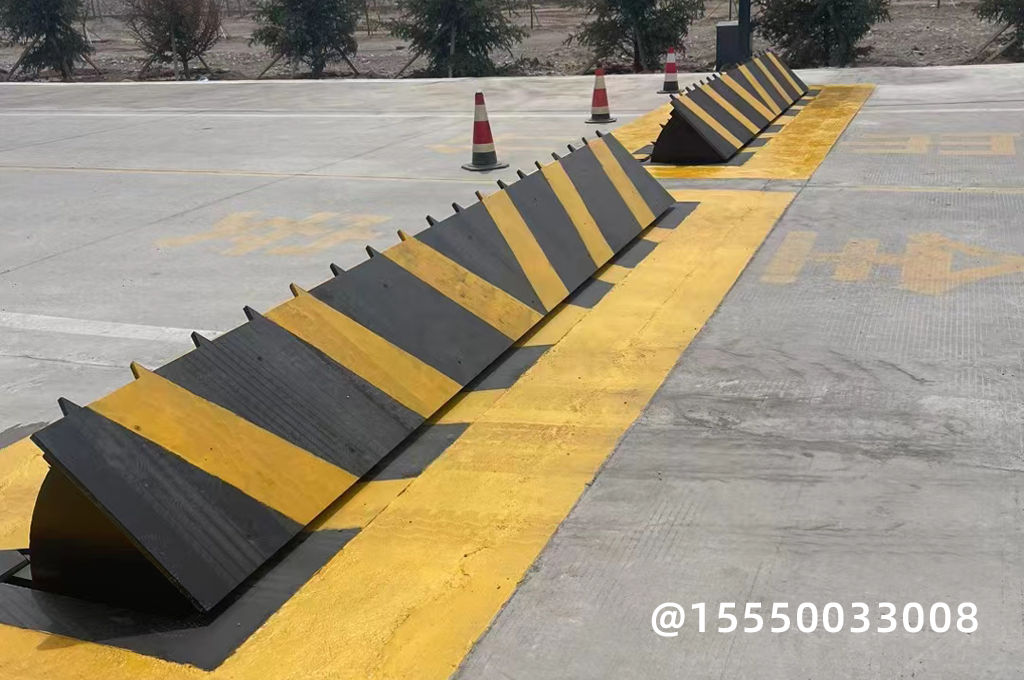 酒店旋轉(zhuǎn)門聯(lián)動路障機(圖1)